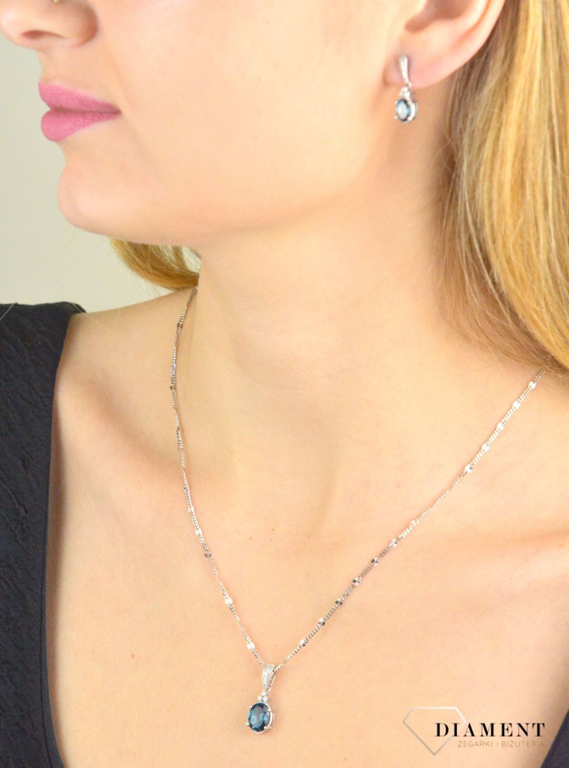 Złota zawieszka DIAMENT białe złoto z topazem ZP 7000 LBT. Złota zawieszka wykonana ze złota próby 585 z białego złota z topazem to idealny pomysł na prezent dla ukochanej kobiety..jpg